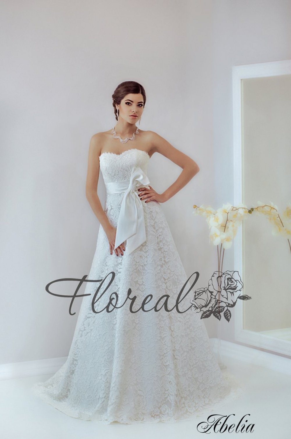 свадебное платье А силуэта с кружевом 
