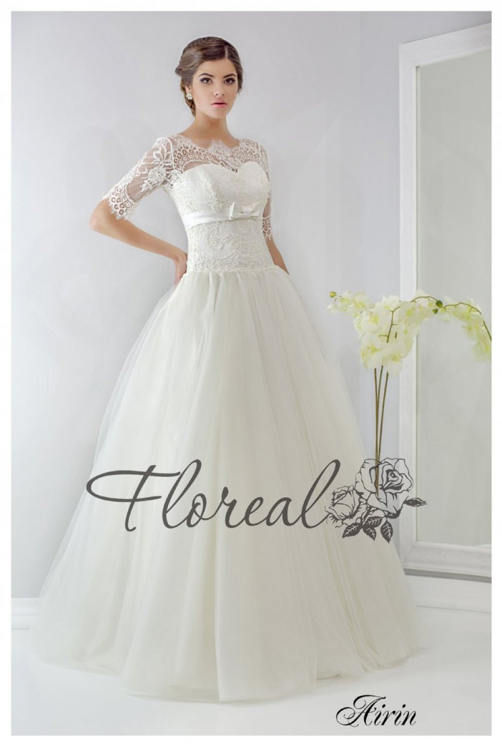 свадебное платье с пышной юбкой с нежным кружевом с открытым декольте и рукавами.