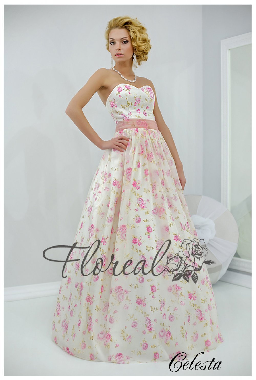 необычное свадебное платье с нежно розовыми розами