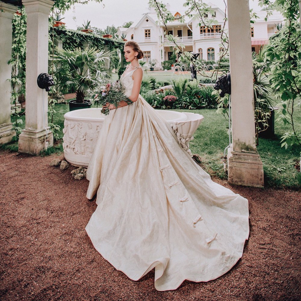 Золотое свадебное платье Vera Wang с бантиками и шикарным шлейфом.