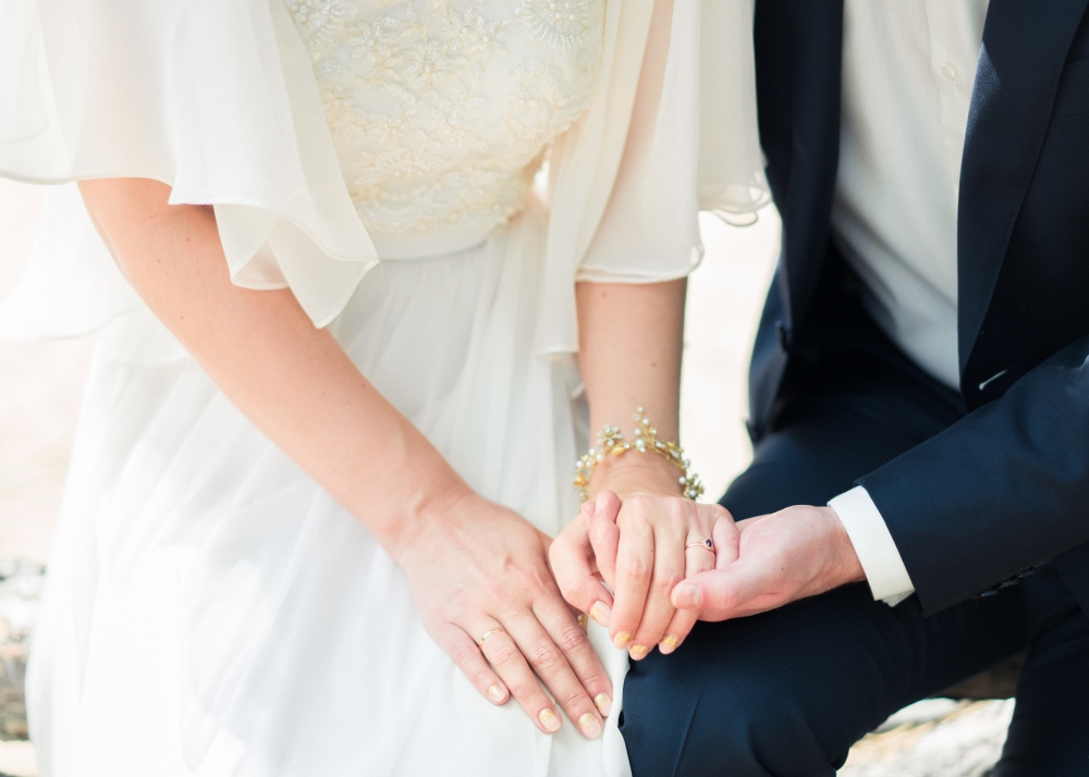 Подвязка невесты: куда надевать, как снимать и зачем бросать