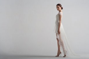 Элегантное силуэтное платье с нежным кружевным плащом