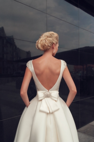 Гладкое платье с открытой спиной и бантом