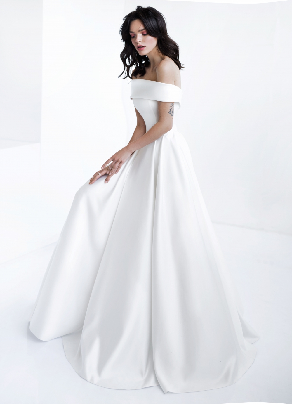 Лаконичное платье в стиле минимализм для современной сильной невесты