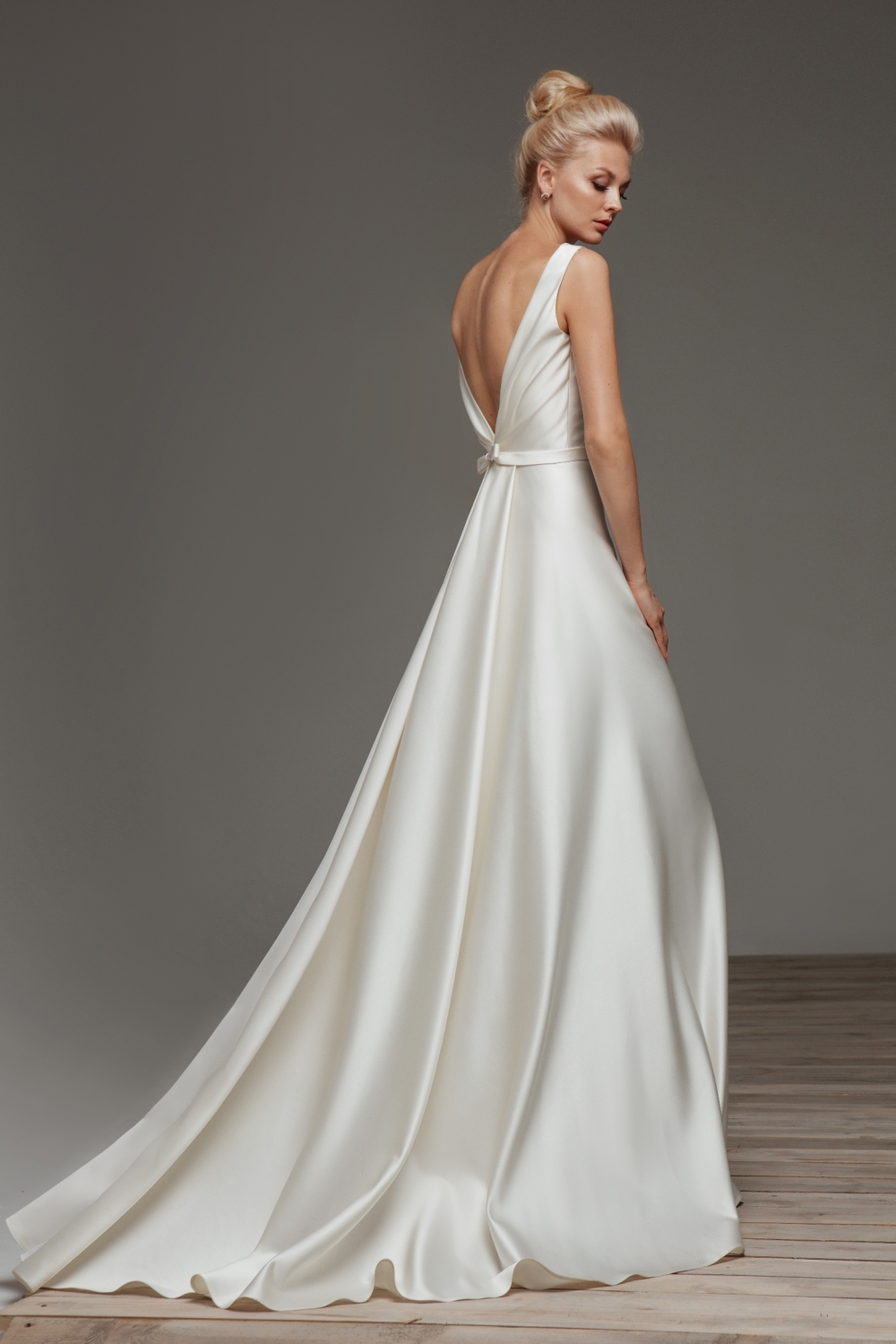 Струящееся платье с открытой спиной