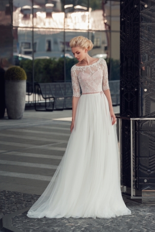 Нежное платье с легкой юбкой