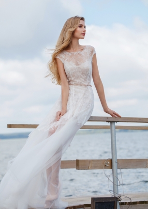 Пудровое платье с кружевом