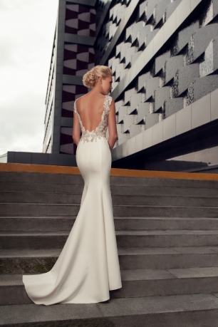 Роскошное силуэтное платье с открытой спиной