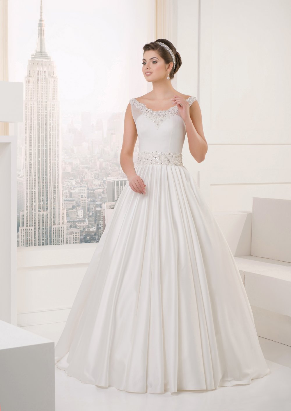 Размер 40-42. Цвет белый. В наличии. 