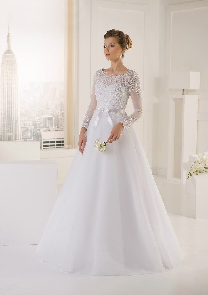 Размер 40-42. Цвет белый. В наличии. 