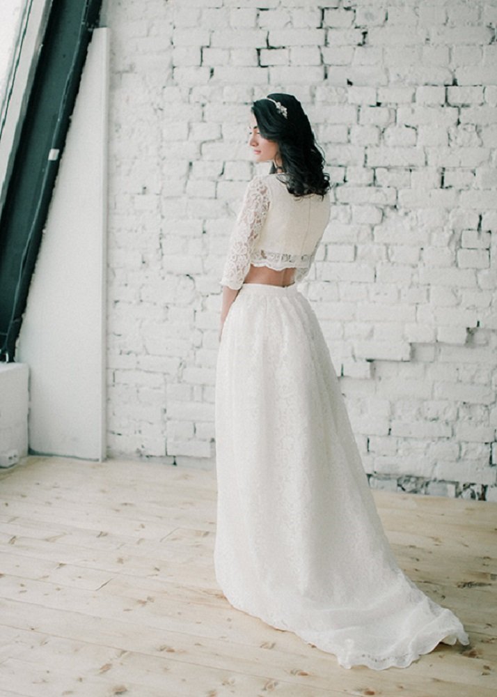 Verna – смелое, эксклюзивное решение для свадебного дня. Выполненное в виде кружевных кроп-топа и юбки, платье подчеркнет вашу хрупкость и визуально создаст эффект «песочных часов» для фигуры.