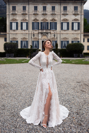 Роскошное кружевное свадебное платье для смелых и стильных невест. Множество оригинальных деталей в одном платье создают роковой и соблазнительный образ, который невозможно забыть.