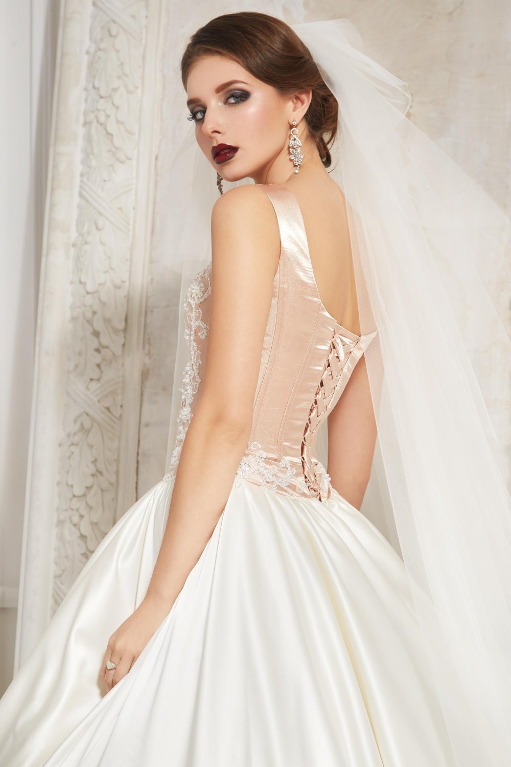 Используемые материалы:Крученое кружево, расшитое стеклярусом, бисером, пайетками, атлас.
Цвет платья:айвори- персик.