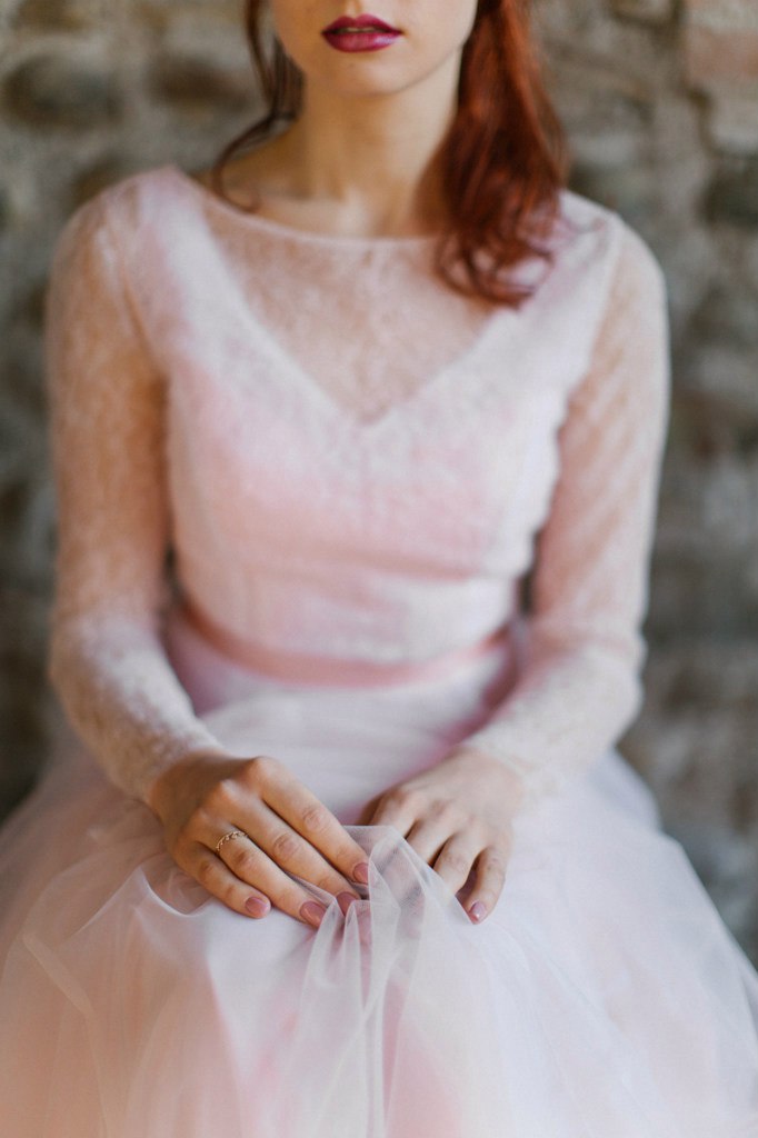 Свадебное платье / индивидуальный пошив
Немного о платье: Состоит из двух платьев. Верхнее платье: лиф "Французское кружево", юбка два слоя тонкой кисеи. Нижнее платье:шифон белый и персиковый. Поясок бархатная лента