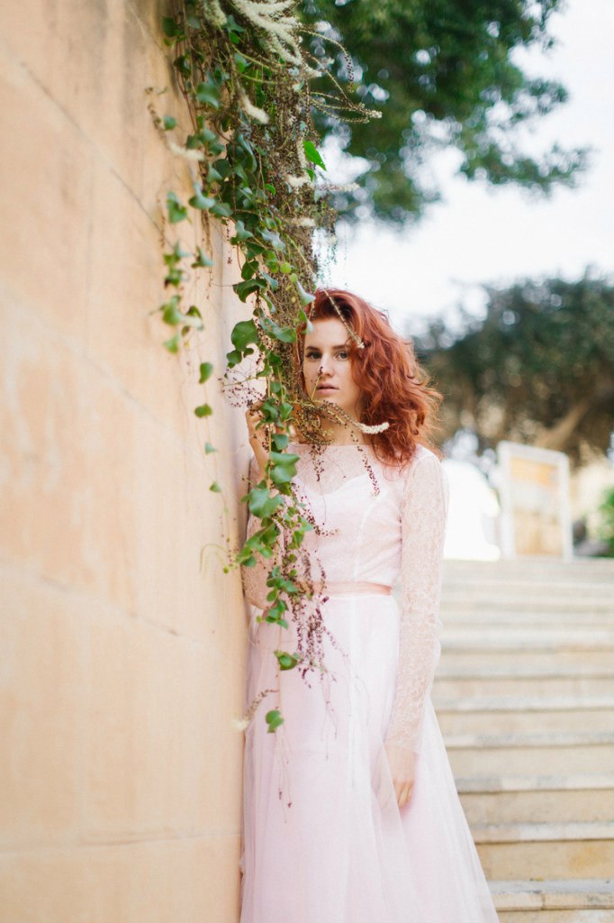 Свадебное платье / индивидуальный пошив
Немного о платье: Состоит из двух платьев. Верхнее платье: лиф "Французское кружево", юбка два слоя тонкой кисеи. Нижнее платье:шифон белый и персиковый. Поясок бархатная лента