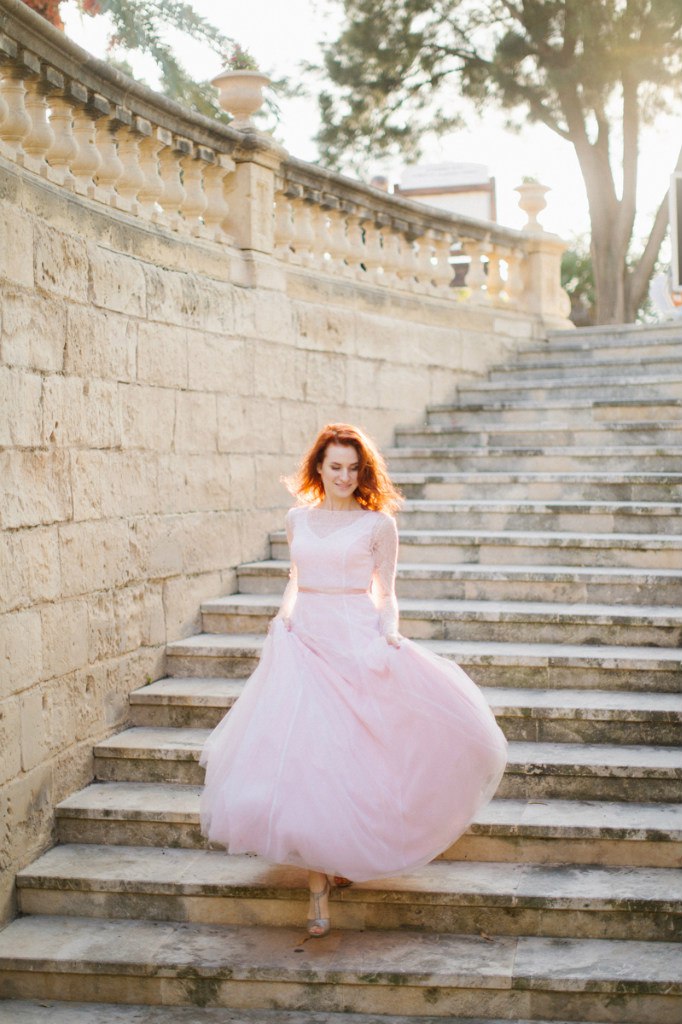 Свадебное платье / индивидуальный пошив
Немного о платье: Состоит из двух платьев. Верхнее платье: лиф "Французское кружево", юбка два слоя тонкой кисеи. Нижнее платье:шифон белый и персиковый. Поясок бархатная лента