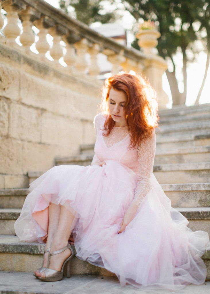 Свадебное платье / индивидуальный пошив
Немного о платье: Состоит из двух платьев. Верхнее платье: лиф "Французское кружево", юбка два слоя тонкой кисеи. Нижнее платье:шифон белый и персиковый. Поясок бархатная лента