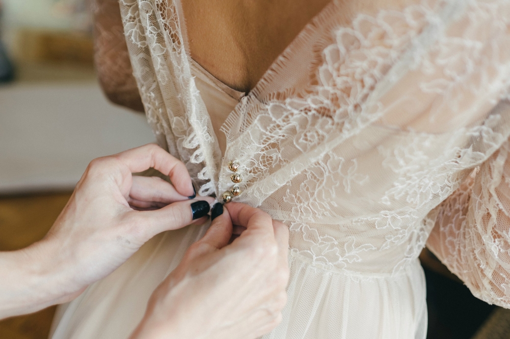 Свадебное платье / индивидуальный пошив 

Верхнее платье: лиф "французское кружево", юбка из фатина полусолнце. 
Нижнее платье: шифон и креп-сатин, лиф на "косточках", юбка шестиклинка 