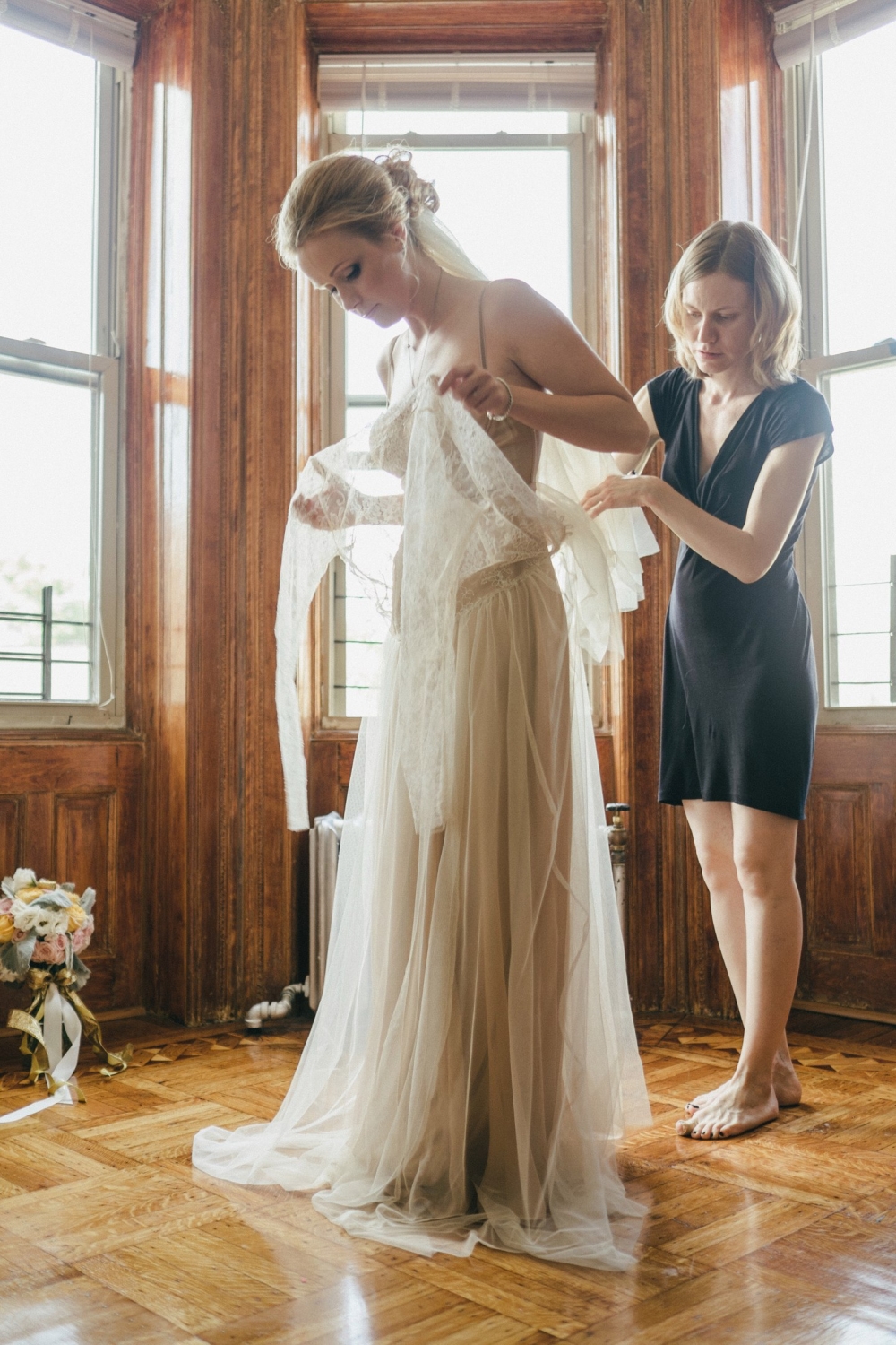 Свадебное платье / индивидуальный пошив 

Верхнее платье: лиф "французское кружево", юбка из фатина полусолнце. 
Нижнее платье: шифон и креп-сатин, лиф на "косточках", юбка шестиклинка 