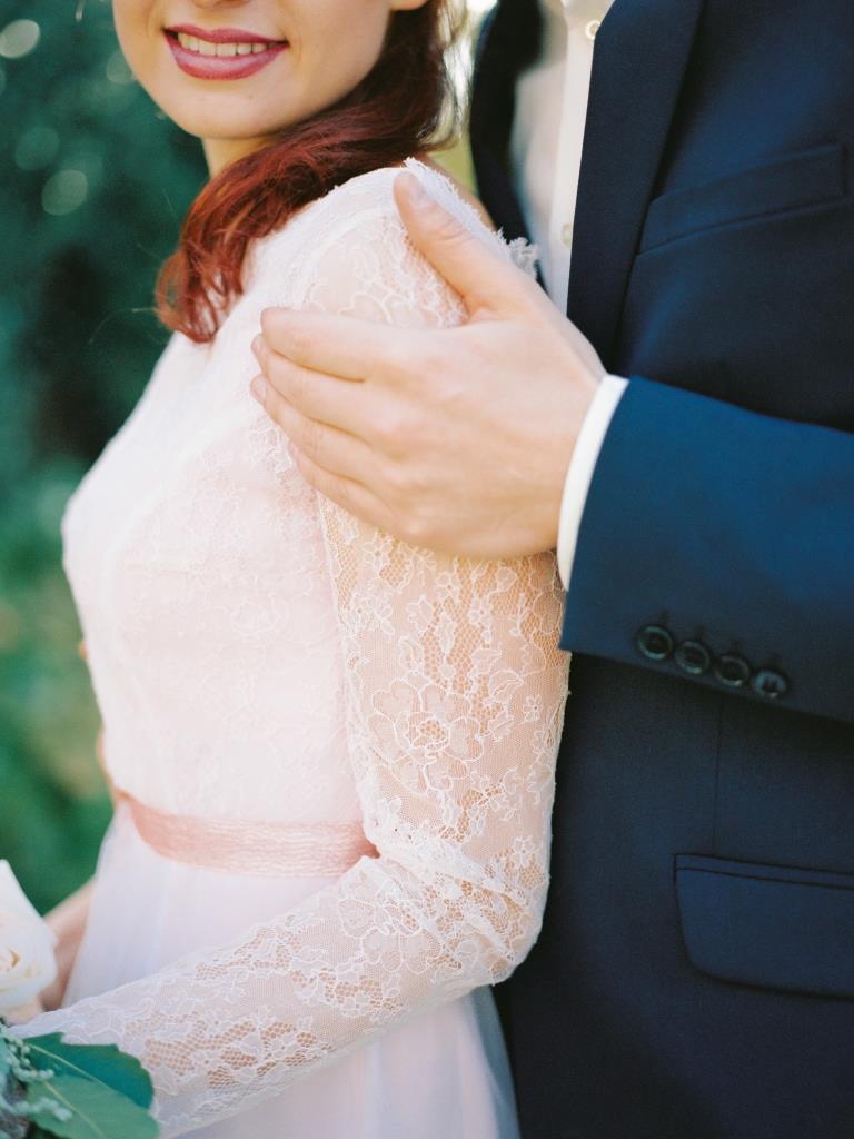 Свадебное платье / индивидуальный пошив
Немного о платье: Состоит из двух платьев. Верхнее платье: лиф "Французское кружево", юбка два слоя тонкой кисеи. Нижнее платье:шифон белый и персиковый. Поясок бархатная лента