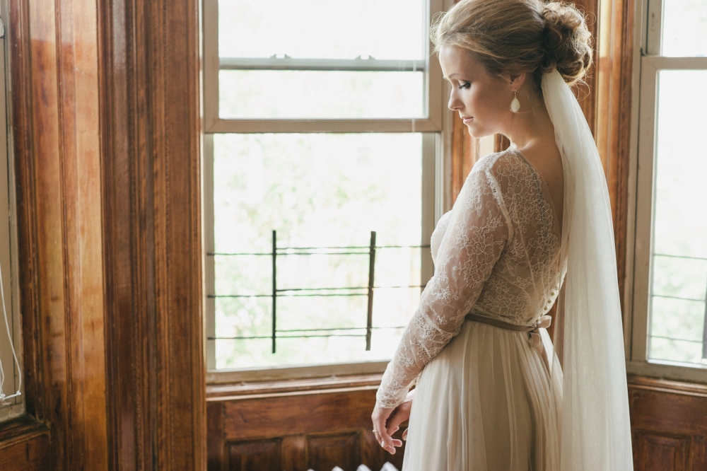 Свадебное платье / индивидуальный пошив 

Верхнее платье: лиф "французское кружево", юбка из фатина полусолнце. 
Нижнее платье: шифон и креп-сатин, лиф на "косточках", юбка шестиклинка 