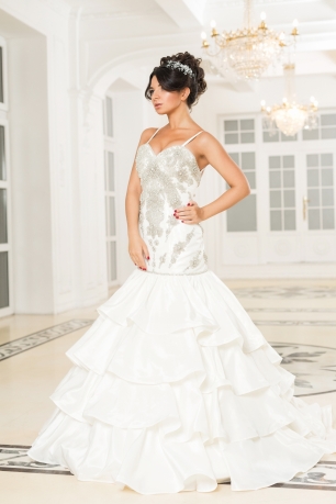 Величественное свадебное платье "Пьетра" силуэта "рыбка". Заниженный корсет весь покрыт богатой вышивкой