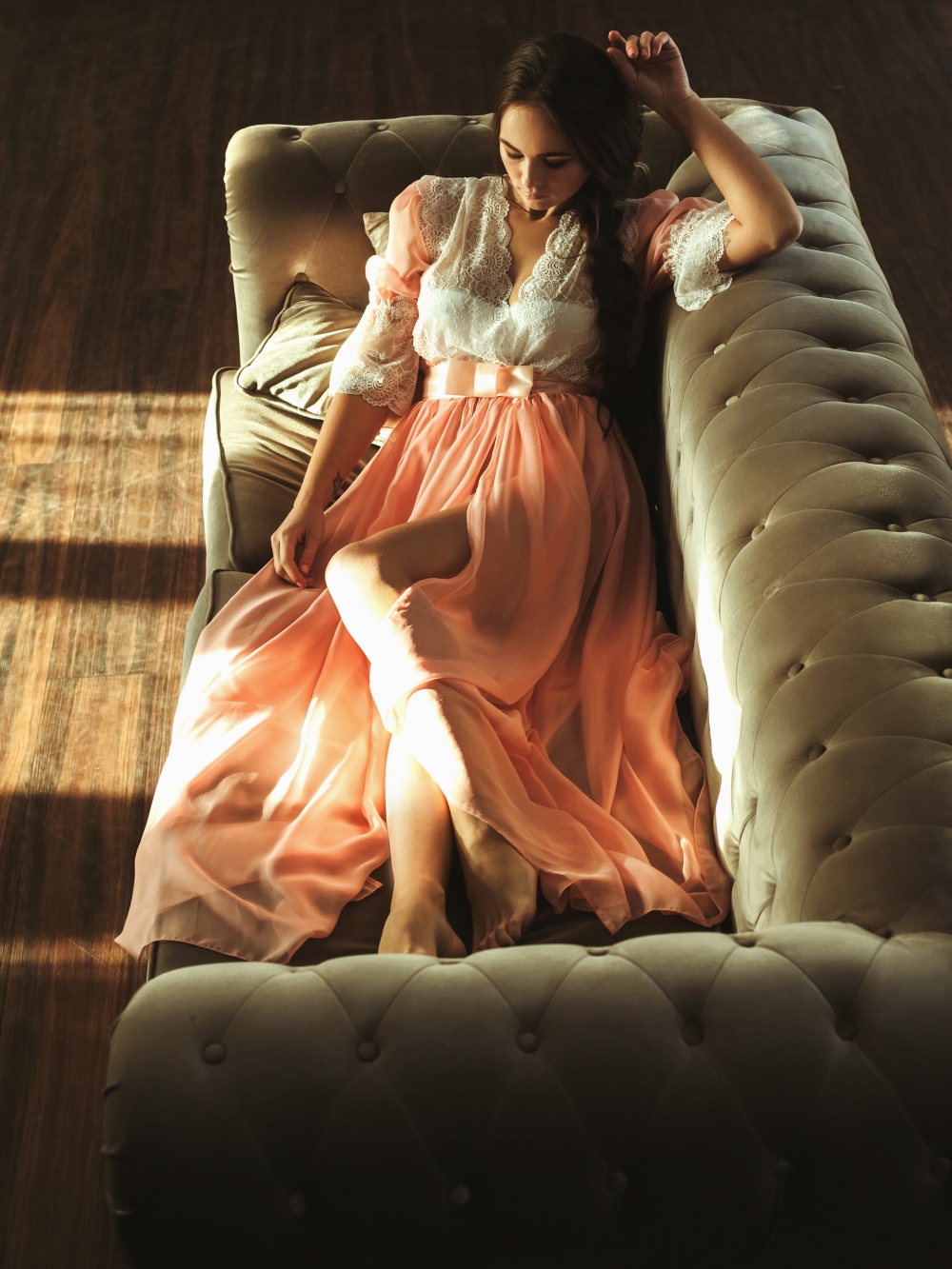 Будуарное платье "Сладкий персик". Нежное будуарное платье в персиковом цвете с кружевной отделкой