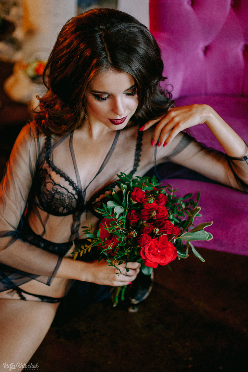 Будуарное платье "Пантера". Волшебное платье черничного цвета с двухслойным шлейфом