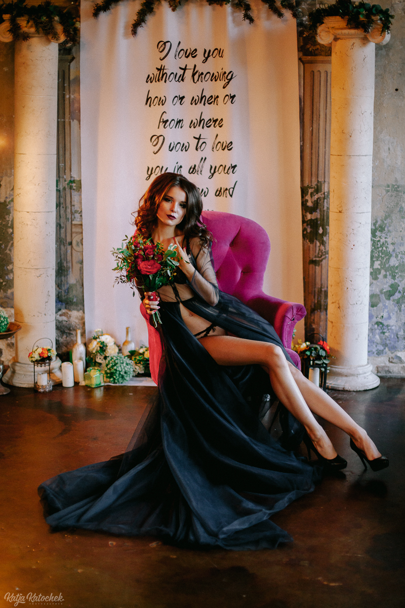 Будуарное платье "Пантера". Волшебное платье черничного цвета с двухслойным шлейфом