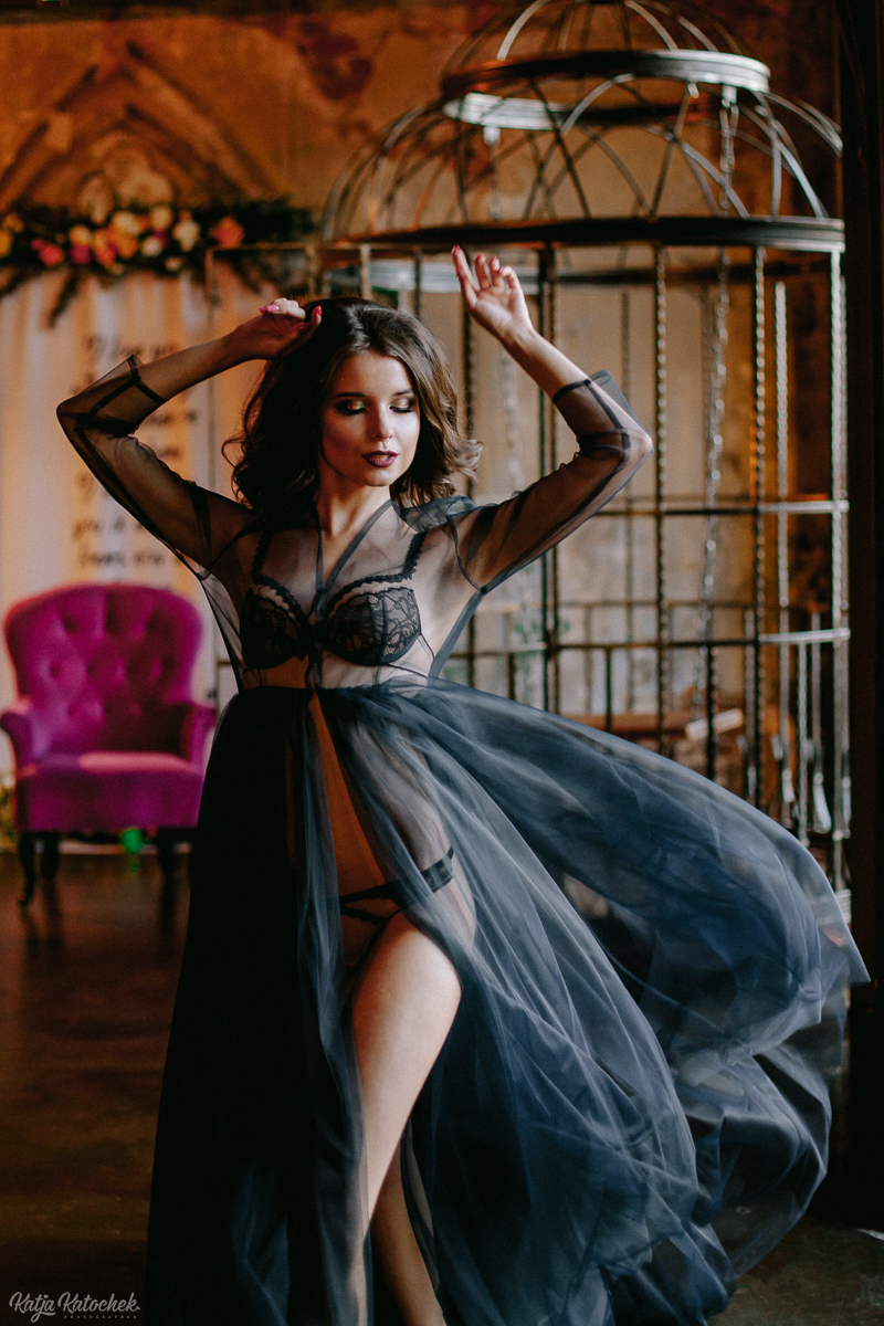 Будуарное платье "Пантера". Волшебное платье черничного цвета с двухслойным шлейфом