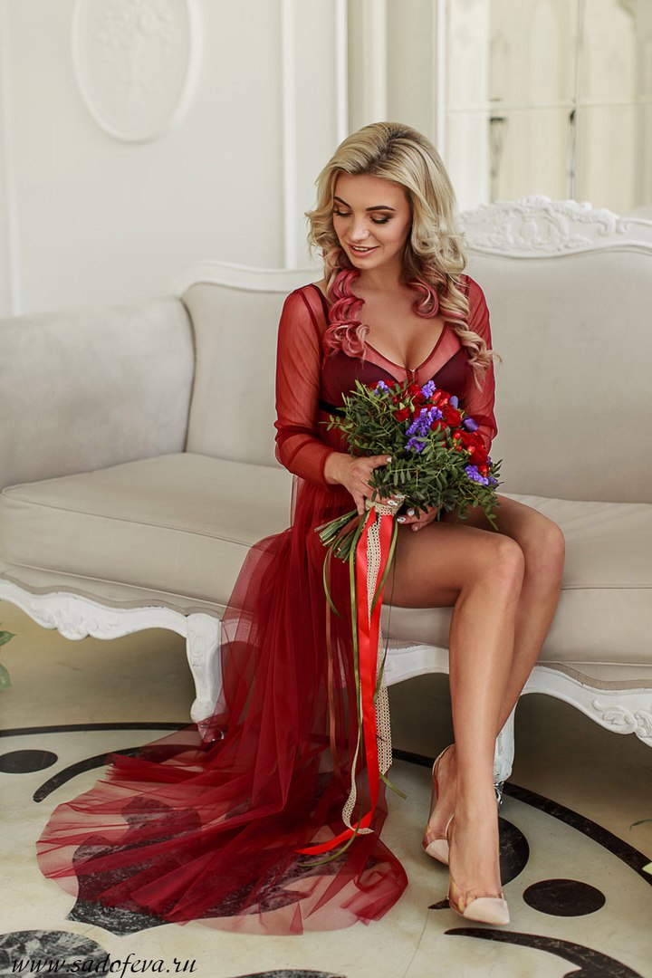 Будуарное платье Марсала. Стильное будуарное платье винного оттенка с бархатым пояском, которое подойдет для:
- невесты, которая выбрала для свадьбы цвет марсала;
- беременной фотосесии, т. к. платье имеет завышенную талию.