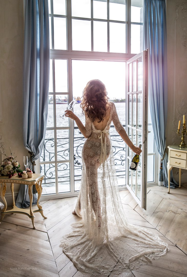 Утро невесты в будуарном платье "Анабель" — кружевном будуарном платье для настоящей королевы! В этом платье прекрасны все элементы: кружево высокого качества, роскошный длинный шлейф, утонченная открытая спинка, атласный поясок.