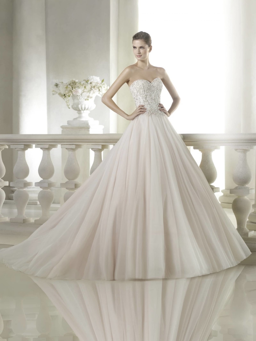 San Patrick Shika. Размер 40-42

Цена - 30 000 руб.
Стоимость в бутике - 150 000 руб. 

Бальное свадебное платье для настоящей принцессы с длинным шлейфом. Верх платья расшит сияющими стразами и серебристой нитью.