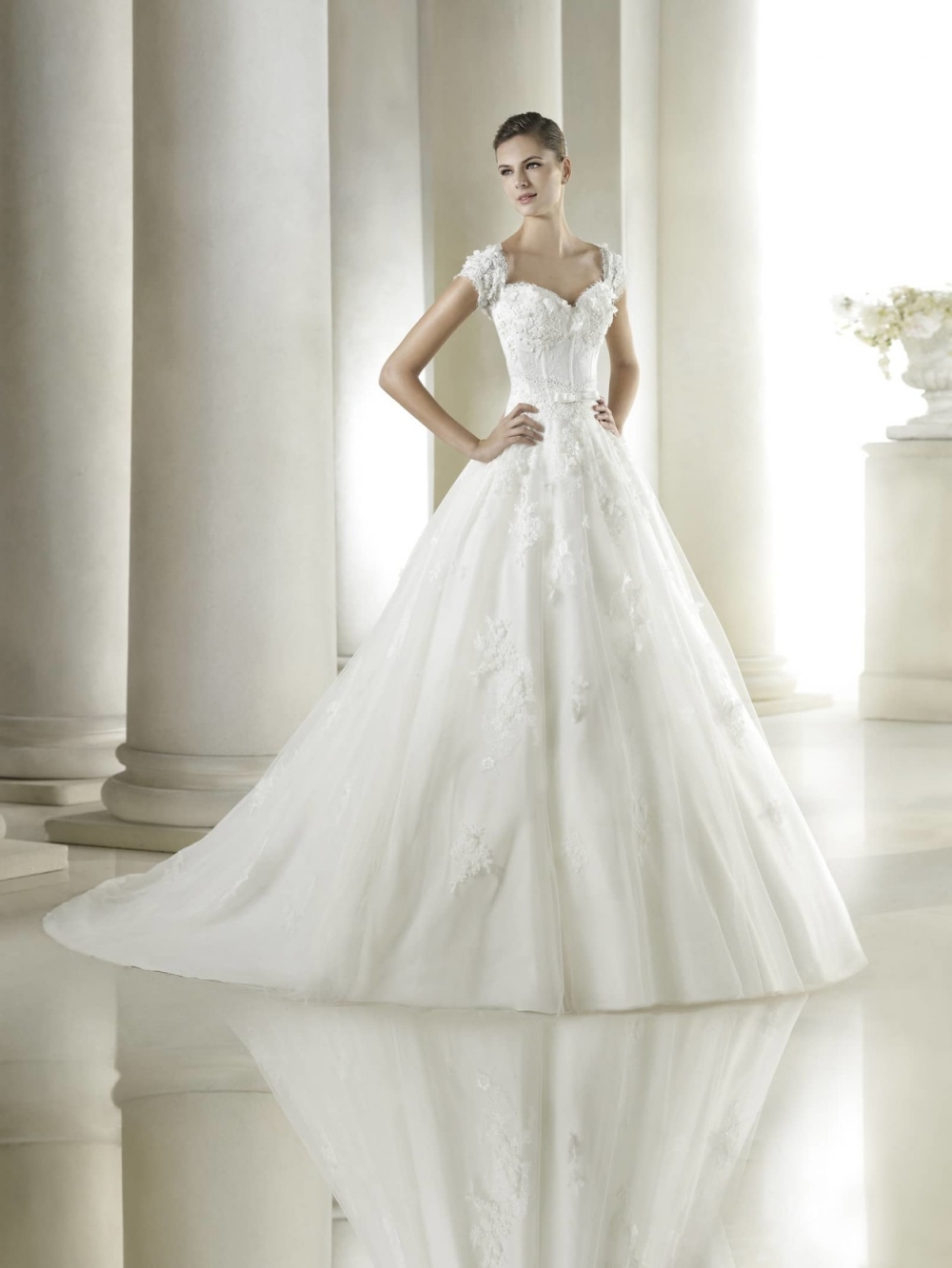 San Patrick Sarina. Размер 42-44

Цена - 50 000 руб.
Стоимость в бутике - 108 500 руб. 

Роскошное свадебное платье вручную расшито кружевными цветами, пайетками и бисером.
лейф завершает образ.