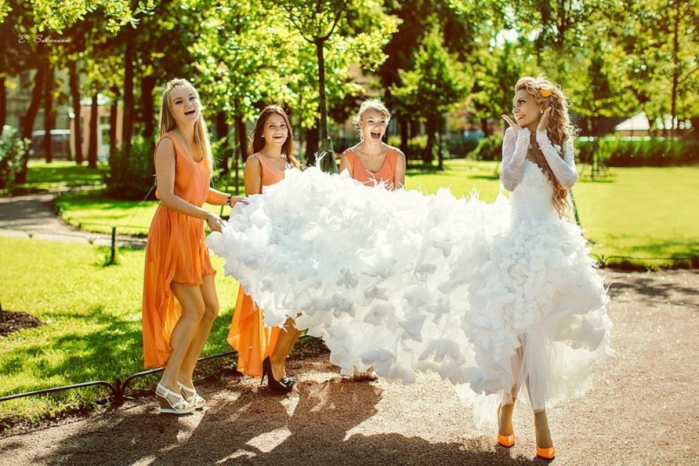 Шикарное свадебное платье!! Юбка украшена цветами с перьями и стразами! Корсет с кружевом, расшит вручную!!