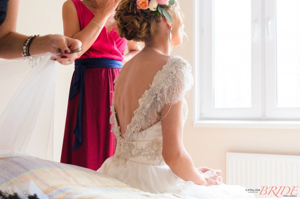 Необычное сочетание нежного кружева и крупной отделки из серебра! Платья от CATALINA - это Модно!