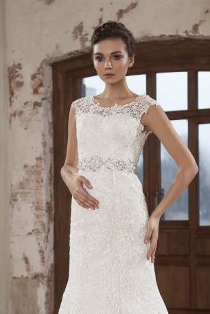 Платье в цвете айвори приталенного силуэта, расшитое кружевом