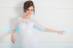 Приталенное свадебное платье, расшитое кружевом