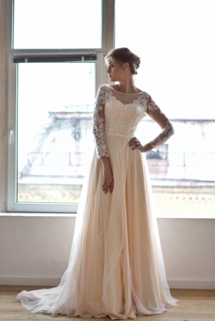 Пудровое платье приталенного силуэта