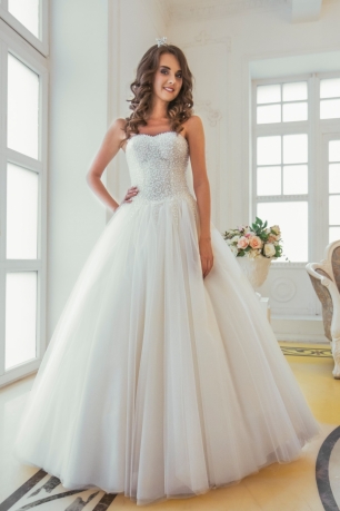 Пышное платье персикового цвета, расшитое кристаллами