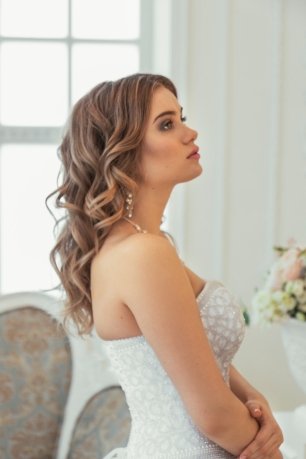 Свадебное платье айвори, украшенное кристаллами