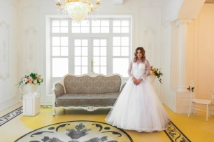 Свадебное платье белого цвета с кружевом и рукавами