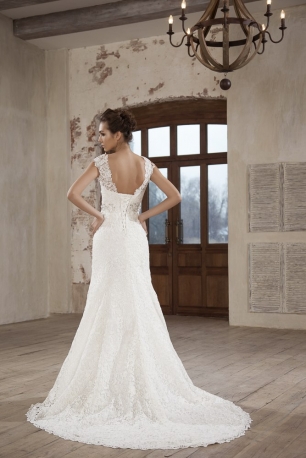 Свадебное платье приталенного силуэта, расшитое пайетками