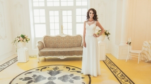 Свадебное платье приталенного силуэта с кружевом