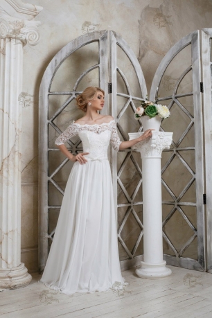 Свадебное платье приталенного силуэта, украшенное кружевом