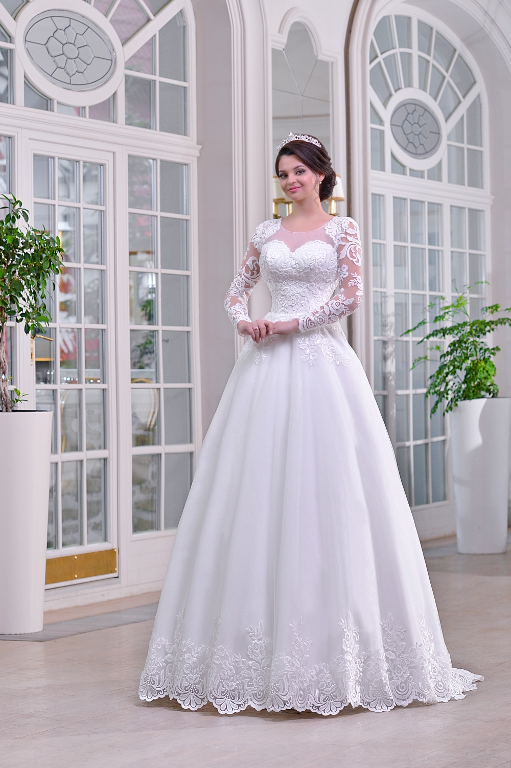 Кристина - Изысканное сочетание королевского атласа и вышитого кружева