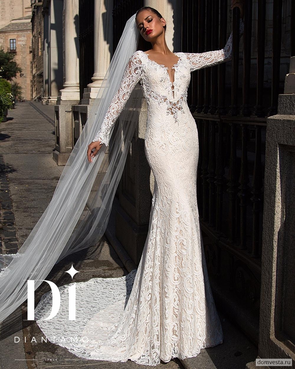 Свадебное платья Adriana.
Красивое свадебное платье силуэта «рыбка». Полностью выполнено из крупного кружева. Верх модели дополнен глубоким V-образным вырезом и длинными рукавами. 