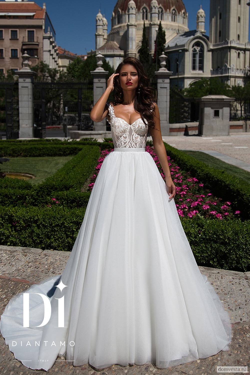 Воздушное свадебное платье RICCARDA
А-образного силуэта. Разрез лифа выполнен в форме сердца. Спинка открыта, на шнуровке.  Многослойная юбка из лёгкого еврофатина дополнена небольшим шлейфом.