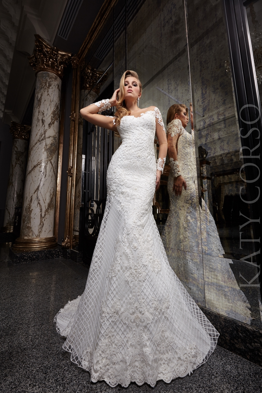 Свадебное платье от Katy Corso
DEBBI
Роскошное свадебное платье силуэта «рыбка» от кутюр. Модель полностью выполнена из оригинального комбинированного кружева с геометрическим рисунком и цветочными элементами.