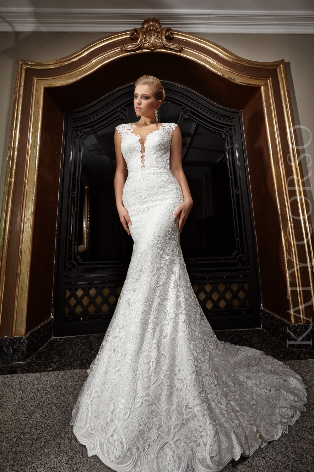 Свадебное платья от Katy Corso
ASSOL
Стильное свадебное платье силуэта «рыбка» от кутюр. Модель полностью выполнена из кружева макраме.